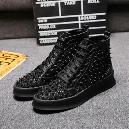 Högkvalitativa nitar utsmyckade män Casual Shoes Lace Up Black Sneaker Spike Flats Brand Star Shoes Hommes Chaussures DA02