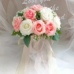 星でいっぱいの結婚式の花の花嫁を保持しているローズブーケ花嫁介添人PO撮影小道具の供給