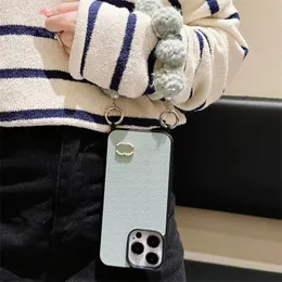 IPhone 15 fodral designer kvinna telefonfodral ch lyx helt slutna skalfonecaser med hårbollhänge söt Phonecase 4 färger märke