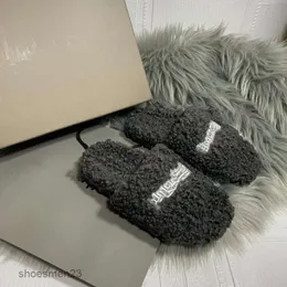 Ayakkabılar B Gave Tüylü Pamuk Sandalet Yeni Terlik Kış Shearling Balencaiiga 2023 Aile Modeli Peluş Peluş Sonbahar Kadın Ev Sandal Dış Giyim Kuzu Saç 9i2n