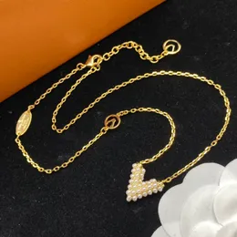 designer naszyjnik perłowy naszyjnik dla kobiet mody biżuteria kobieta 18K Gold Rose Gold Red Kamienne Diamentowe naszyjniki Biżuterii Projektanci Letter v Lady Girls Party Gift