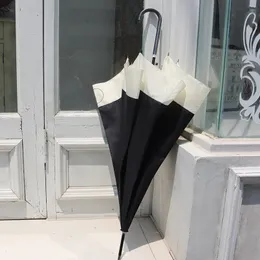 Designer-Regenschirm mit Buchstaben, bedruckt, Sonnenschutz, schwarzer Kleber, Regenschirm mit langem Griff, klassischer, farblich passender Regenschirm in Schwarz und Weiß