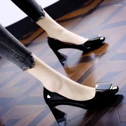 Sapatos de vestido Mulheres de salto alto 2023 botão quadrado boca rasa não cansado pés grossos capa única sapato