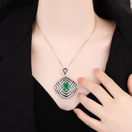 Grüne Smaragd-Anhänger-Halskette für Frauen, Vintage-Design, quadratischer Kristallkragen für Frauen, hochwertiger edler Schmuck mit 18-Zoll-Silberkette