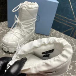 Nylon Gabardine Apres Ski Boots 검은 색 1U007n DrawString 탈착식 패딩 파일 라이닝 에나멜 금속 삼각형 부티 고무 단독 디자이너 스키 부츠 3