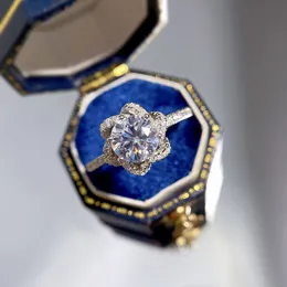 Solitaire çiçek moissanit elmas yüzüğü% 100 gerçek 925 Sterling Silver Party Wedün Bankası Kadın Nişan Takı için
