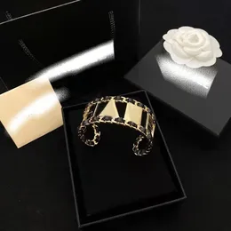 Bracciale di gioielli di lusso da donna di design nuovo esagerato braccialetto con lettera collage temperamento moda classico marchio all'ingrosso