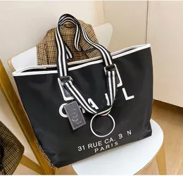 Marche di stilisti Borse per la spesa Etichetta triangolare da donna Borsa da viaggio impermeabile per il tempo libero Borsa a tracolla per mamma in nylon di grande capacità Borsa a tracolla da donna 39-30-8 cm Regalo AAA