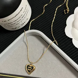 Black Heart Luxury Pendant Necklace Boutique Designer Gift Necklace Autumn Girls Love Charm smycken Långkedja jul romantisk underbar kedja halsband