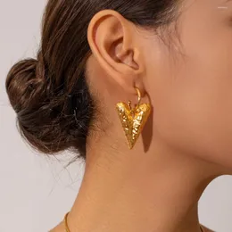 Orecchini pendenti con ciondolo chic impermeabile in acciaio inossidabile strutturato in PVD cuore grosso Huggie Hoop gioielli da donna vintage color oro alla moda