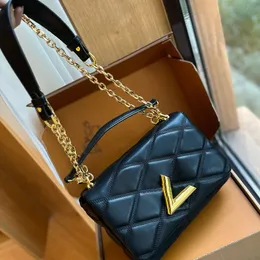 Designer twiste shoulder bag handbag fashion twist bags Simple leather brand crossbody purse wallet GO-14 Metal chain V shaped buckle messenger bag M22891