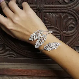 Bracciale con ciondolo a forma di foglia da sposa, accessori di lusso per damigella d'onore per le donne, moda, matrimonio, India, strass, bracciale aperto, gioielli con polsino 231030