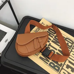 Tasarımcı Çanta Küçük Crossbody Sırt Çantası Tote Çanta Çöp Çanta İtalya Lüks Tote Çanta Kadın Çanta Kare Çanta Trend Mektubu Tek Omuz Messenger Çantası Ayarlanabilir Kayışlar