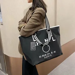 حقائب تسوق مصممة العلامات التجارية Women Triangle Label Laber Bracking Leisure Bag Bag كبيرة السعة النايلون الأم حمل حقيبة الكتف
