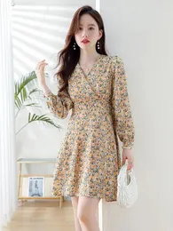 Casual klänningar 2023 Kvinnor Autumn Fashion Bohemian Gold Floral Print Dress High Waist V Neck Short-Sleeve Holiday Party Mini Retro