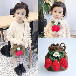 Handväskor Kids Fashion Design Sticked Bag Little Girl Crossbody Purse Handväska Bedårande Strawberry Crochet Bag For Baby Girls 231030