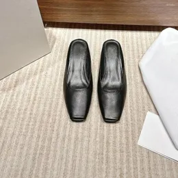 Markalar Totem Sandalet Ayakkabı Kadınlar İçin Şık ve Minimalist Tarz Sandal Yaz Düz Renk Tasarımı Düşük Topuklu Sal