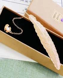 Mässing Bokmärke Graduation Favor Wed Party Guest Birthday Kids Women Gift With Box Set Studenter Metal Feather Pearl med Chain GOL4401582