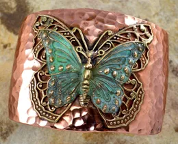 Носимый браслет-бабочка в нео-викторианском стиле из кованой меди и латуни с патиной и филигранным браслетом-манжетой