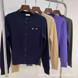 Suéteres femininos Designer 23 outono / inverno MM cashmere macaron série de cores de alta qualidade versátil elegante em torno do pescoço de manga comprida suéter top OCSU
