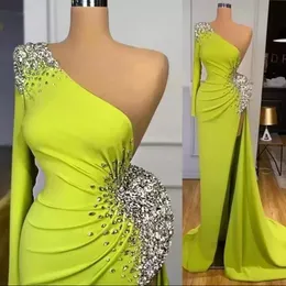 Amazing Green One Shoulder Evening Dresses Wear Crystals Beaded Satin Mermaid High Split Sexy Women Dubai Formal Party Prom Dress Long Sleeve DD