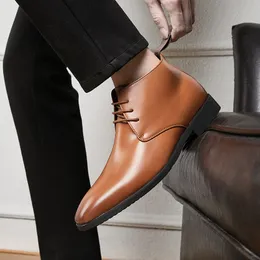 Botlar Erkekler Katı üst düzey renkli PU moda sivri uçlu ayak parmağı basit bağcıklı düşük üst iş elbise ayakkabıları AD136 772B