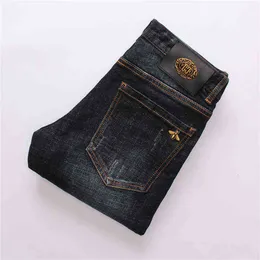 Blå mörka mäns jeans vår och hösten smal passande små fot långa byxor ungdom elastisk perforerad mode