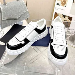 캐주얼 신발 가죽 매칭 커플 레저 스포츠 새로운 팬더 컬러 평평하고 두꺼운 바닥 작은 흰색 신발 가을 2022