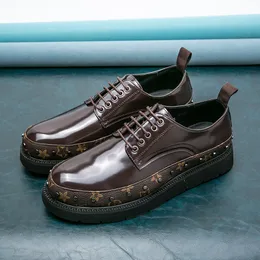 Derby ayakkabıları erkek ayakkabılar İngiliz yuvarlak ayak parmağı platform düz topuk baskısı pu perçinler dantel moda iş gündelik all-maç ad131
