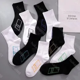 Calzini da uomo alla moda da donna firmati lettere classiche alla caviglia calzini sportivi da basket da calcio in bianco e nero traspiranti regalo di Natale all'ingrosso