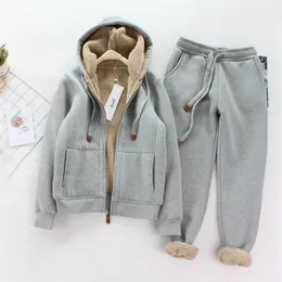 Women's Tracksuits Sports and leisure suit winter lamb wool plus velvet thickening simple thin longsleeved hooded short coat sweatpants 220905