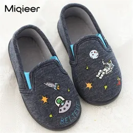 Slipper Boys Child Home Slippers Autumn Cotton Algodão macio anti -skid nuvem astronauta Padrão de caminhada ao ar livre Kids Baby Indoor Slippers 220902