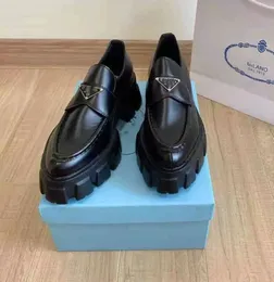حذاء نسائي بعلامة تجارية فاخرة بتصميم مربع حذاء معدني مثلث مترابط نحى حذاء بدون كعب من الجلد بكعب مدبب وأصابع مستديرة Eu35-41