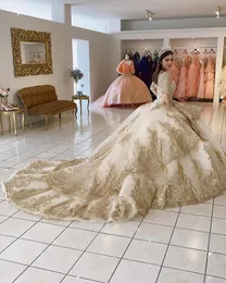 2022 Champagne Quinceanera Dresses Sequined Lace Appliques Sexiga kristallpärlor Paljetter Tiered Chapel Train Ball Gown Party Prom Evening Gowns Long Sleepes