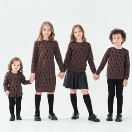 Familjsmatchande kläder barn 2023 Fall Winter Cotton Terry Coffee Color Velvet Lightning Bolt Dress Top Romper Family Matching Clothes 220905