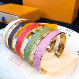 Pulseiras de couro de luxo letra de moda de mangueira letra de aço inoxidável ouro para homem mulheres 5 cor jóias opcionais sem caixa