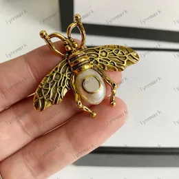 Bee Brosch Pins För Kvinnor Broscher Märke Dubbla Bokstäver Dam Klänning Lyx Designer Broscher Smycken Berlock