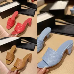 Excelente designer de luxo MULES sandálias de pele de cordeiro sandálias femininas de verão amarelo branco preto azul vermelho sapatos ao ar livre salto alto couro banque