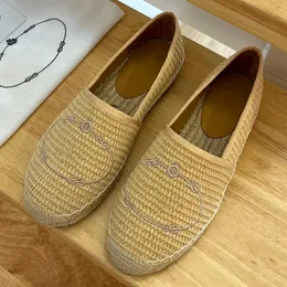 En ton-ton-version Hampa espadrilles Skosignaturlogotyp dekorerar designen på dessa Espadrilles Den handsydda sulan har gummerade skor av kända märken