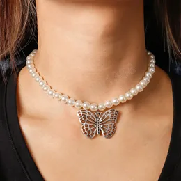 Collana con pendente a farfalla vuota chic coreana, collana di perle simulate fatte a mano con perline