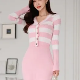 Tvådelt klänning Autumn Winter Korean Fashion Sticked Two Piece Set Women Sweater Cardigan Coat Sling Sexig klänning set Sweet Sticked Suits 220906