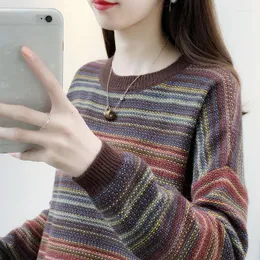 Женские свитера женского полосатого свитера женского полосатого свитера на улице весной 2022 года устанавливают ленивый вязаный вход