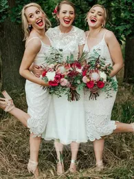 Vit Short Lace Bridesmaid Dresses 2023 Spaghetti Straps Vintage Te Längd Custom Made Plus Size Maid of Honor Gown for Garden Wedding