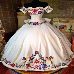 Meksykańskie sukienki Charro Quinceanera Motyw kolorowy haft z ramion satynowy koronkowy bal bal sode 16 vestidos 15 ano