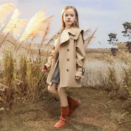 ملابس الأطفال غير الرسمية للبنات الرياح العاصفة 2022 جديدة كورية طويلة الأكمام الطويلة واحدة صدرها أطفال متوسطة الطراز الخريف سترة أزياء معطف الرياح