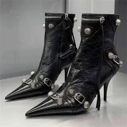 Nuevos zapatos de lujo con cadena y hebilla de Metal de tacón alto ajustados para mujer, botines cortos de fiesta de tacón de aguja cómodos con punta estrecha a la moda