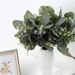 Fiori decorativi 12/24 pezzi gambi di foglie di eucalipto artificiale con piante di bouquet verde di semi bianchi per la decorazione delle vacanze