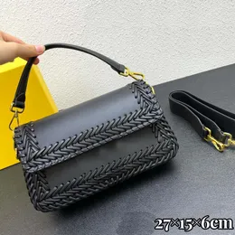 Borsa baguette di design di lusso Borsa a tracolla da donna con fibbia a lettera d'oro Chiusura magnetica con patta frontale Borsa in vera pelle Borsa da ascella di moda