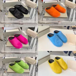 2023 Klassische Luxusdesignerinnen Frauen Roshaarrutschen Pelzfell flauschige pelzige warme Buchstaben Sandalen Modeabdeckung Wolle Wolle Hälfte Ziehen Dicke Bodenschuhe Größen 35-40