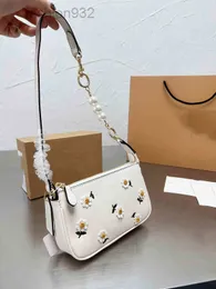 Kvällsväskor Sommar Vintage Pearl Chain Väskor Kvinnor Handväska Shoulder Läder Designer Crossbody Broderade Tredimensionella Blommor Plånböcker